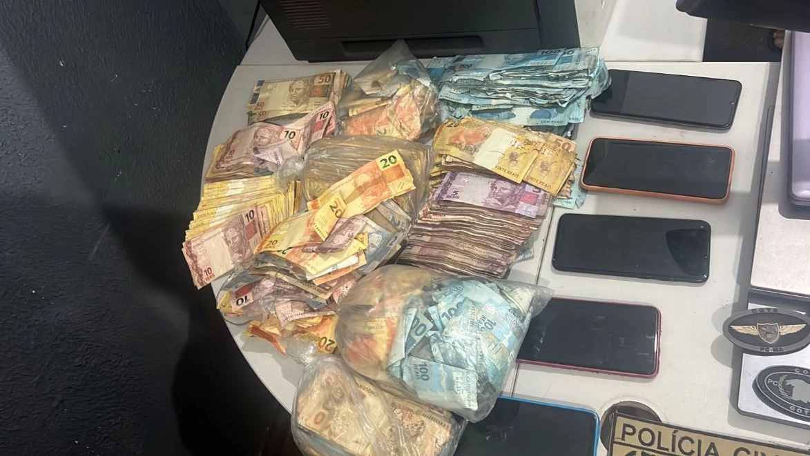 Uma quantia em dinheiro foi apreendida pela polícia. (Foto: Divulgação/Polícia Civil)