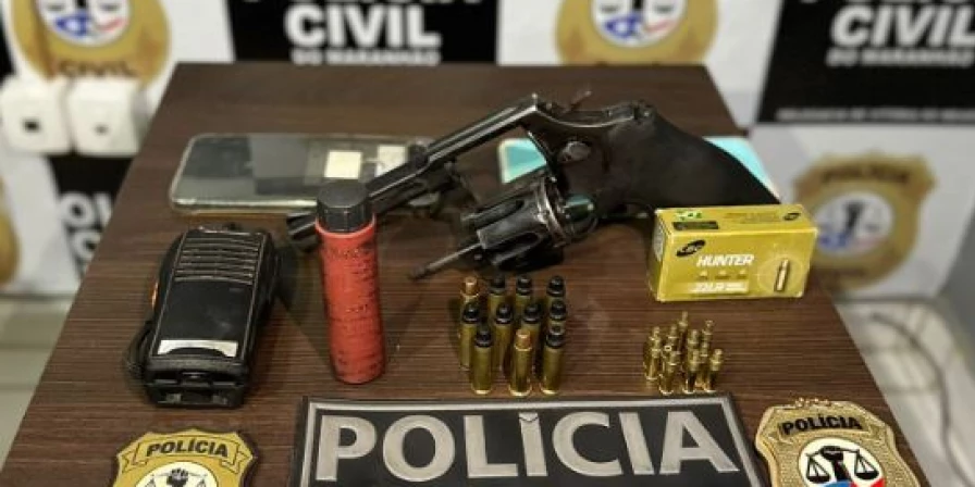 Arma de fogo foi apreendida pela polícia.