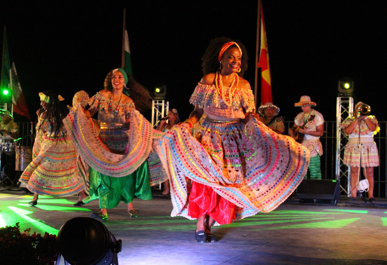 Grupo apresenta a dança do tambor de crioula durante performance em Ronda, na Espanha