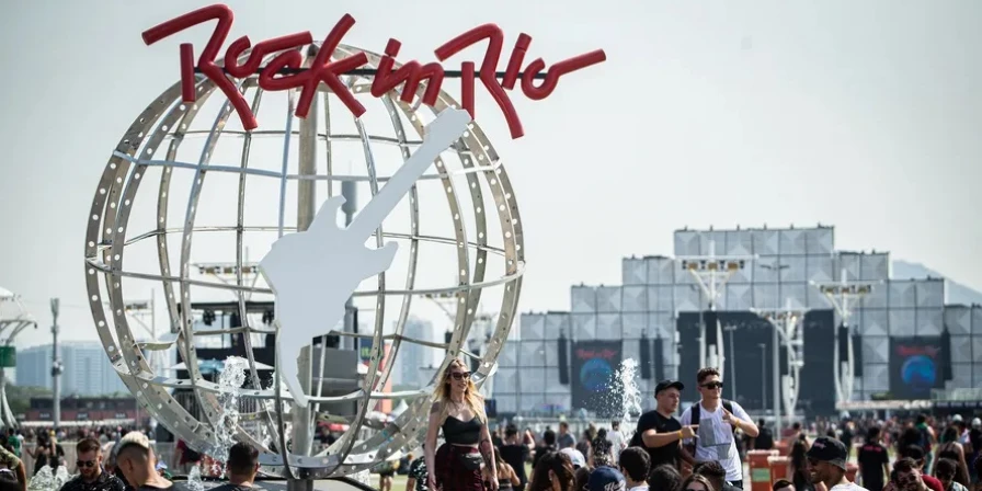Sinalizadores são vistos entre o público do Rock in Rio e gera preocupação.