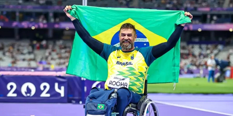 André Rocha comemora a medalha de bronze nos Jogos de Paris