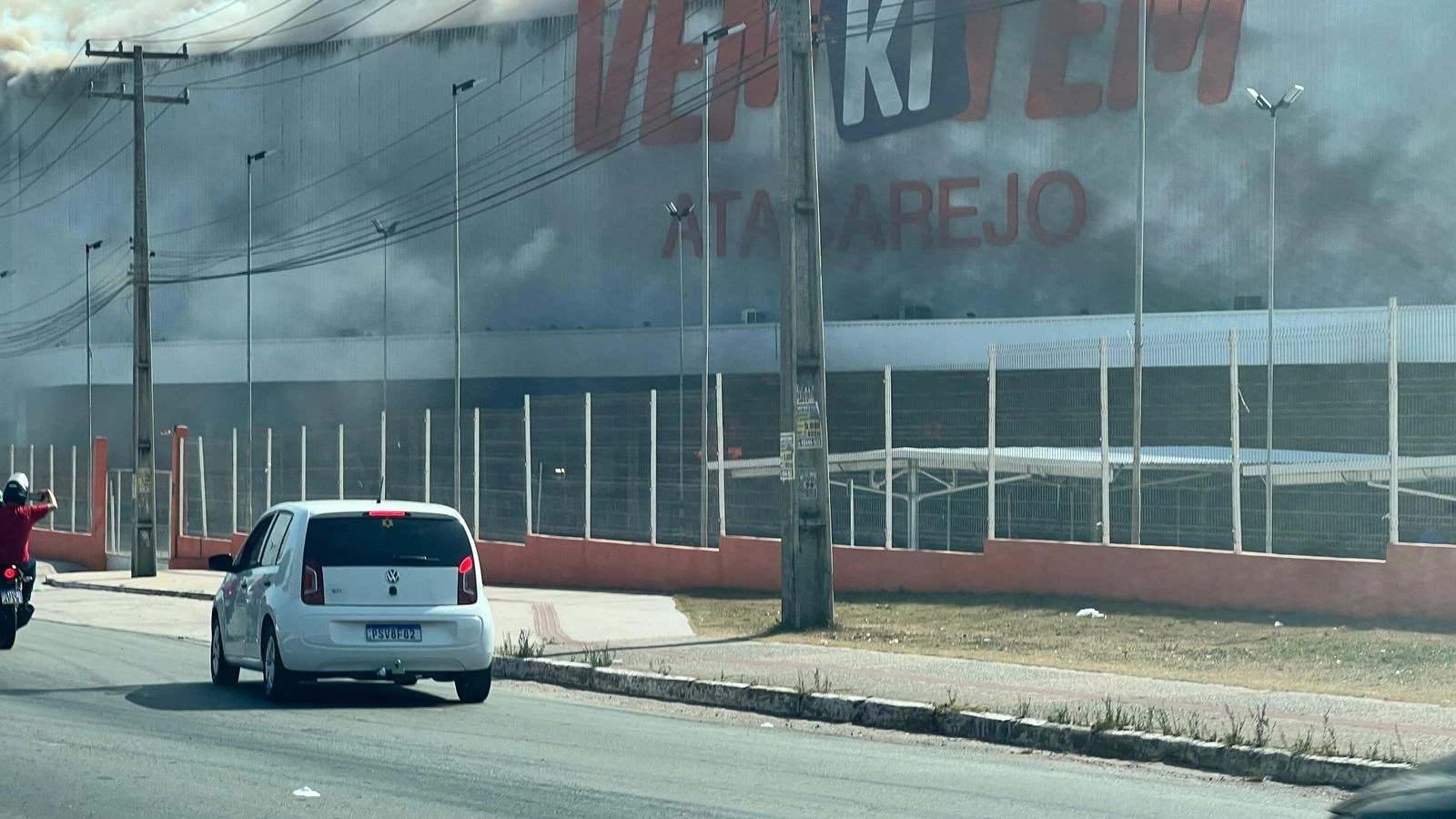 Loja de atacarejo pega fogo na Avenida Guajajaras