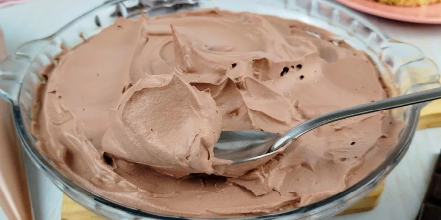 Para realçar o sabor do chocolate, você pode dar um toque de baunilha ou misturar uma pequena quantidade de café solúvel ao chocolate derretido.