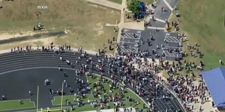 Imagens aéreas mostram lockdown em escola da Geórgia após relatos de tiroteio.