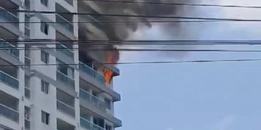 Incêndio ocorreu na manhã deste domingo (8).