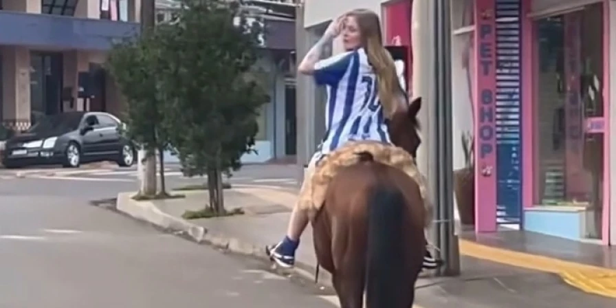 A cantora Luísa Sonza demonstrou habilidade na montaria de um cavalo no Rio Grande do Sul.