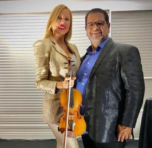 O DJ Edy, que agita as maiores festas do Planalto Central, já confirmou presença no Gala de Outubro, dia 25 do mesmo mês. Na foto, ele é visto com a violinista Elisa, sensação nas noites de Brasília
