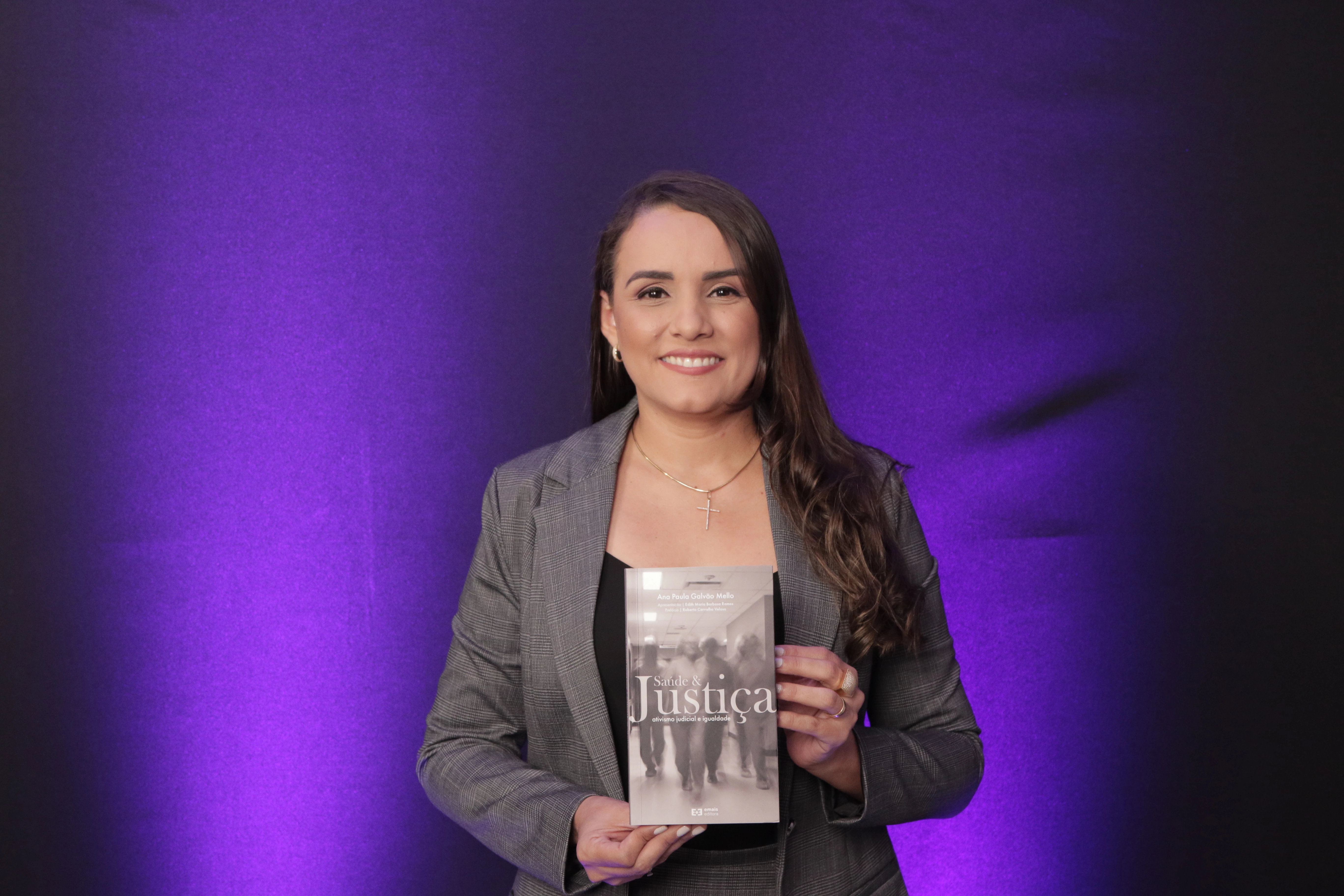 Ana Paula Galvão Mello é a autora do livro. (Foto: André Nadler / Imirante.com)
