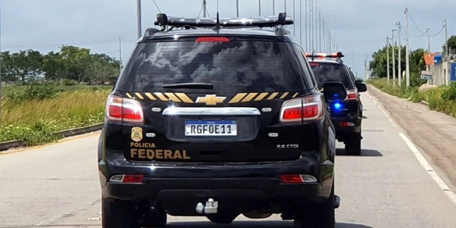 A equipe da Caixa Econômica identificou divergências nos dados do documento apresentado e acionou a Polícia Federal.