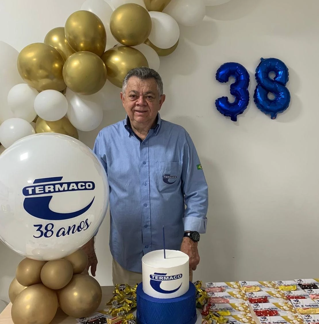 A comemoração dos 38 anos da Termaco em São Luís teve bolo de aniversário em ambiente interno só para os servidores da empresa