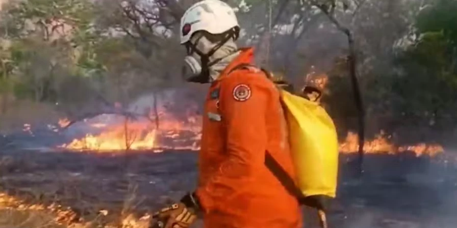 Brigadistas do Corpo de Bombeiros tentam controlar as chamas.