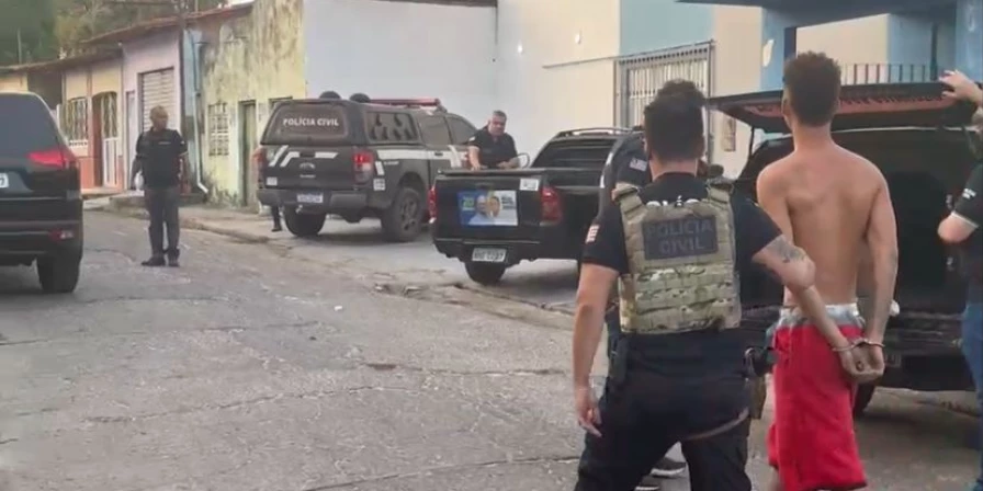Como resultado da ação, dois mandados de prisão foram cumpridos contra dois homens e quatros mandados de busca domiciliar executados.