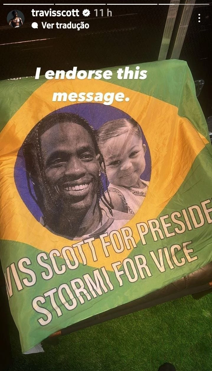Travis Scott brinca com 'mimo' recebido pelos fãs. (Foto: Reprodução/Redes sociais)