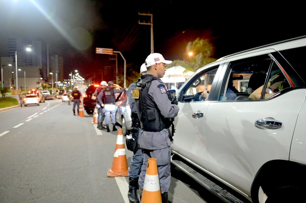 Equipe do BPRv realiza blitz em rodovia na Grande Ilha. (Foto: Divulgação)