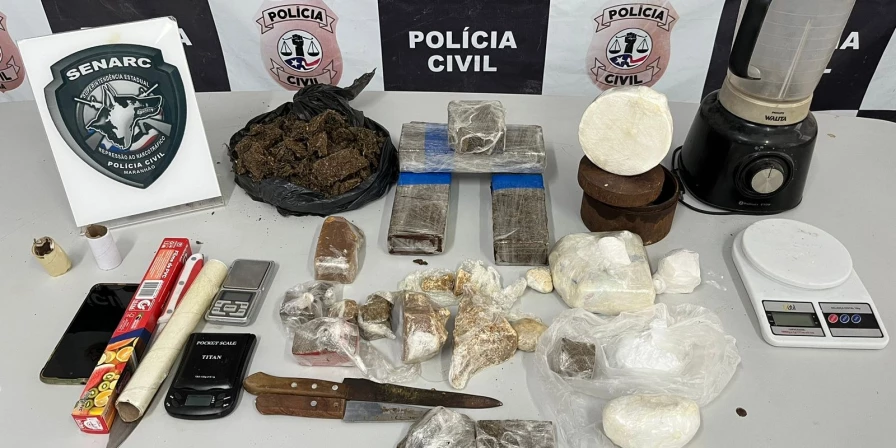 No endereço indicado pela denúncia, os policiais encontraram drogas e materiais relacionados ao tráfico, como balanças de precisão e papel filme.