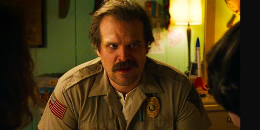 David Harbour interpreta Jim Hooper na série.