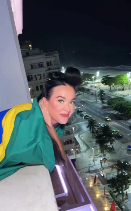 Cantora Katy Perry aparece enrolada com a bandeira do Brasil e interage com fãs. (Foto: Reprodução/redes sociais)