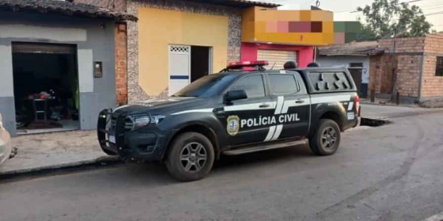 Polícia prende trio por tráfico de drogas.