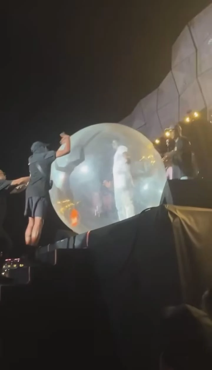 Akon tenta se jogar no público e não consegue. (Foto: Reprodução/Redes sociais)
