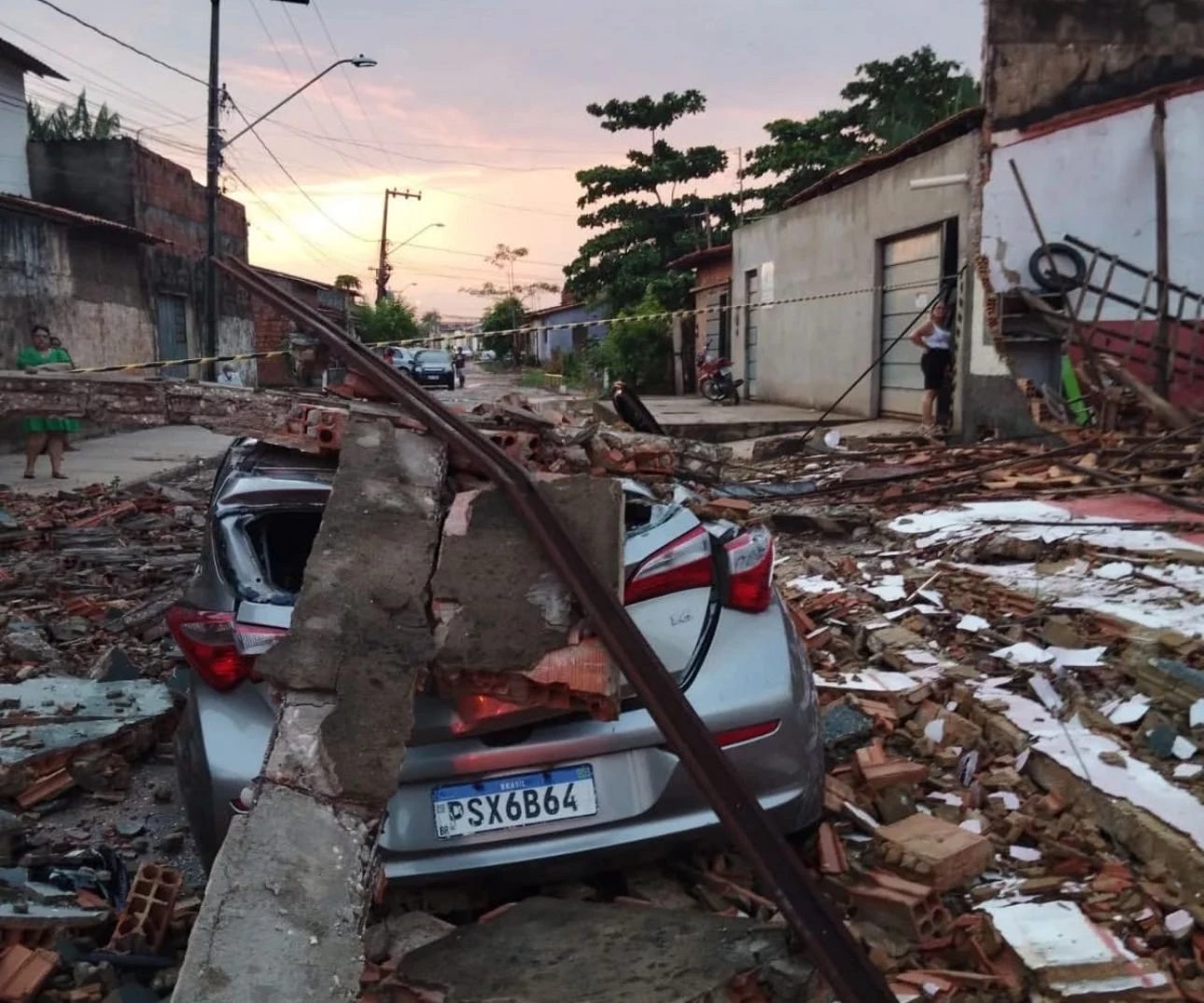 O muro de um lava a jato desabou sobre veículos. (Foto: Divulgação)