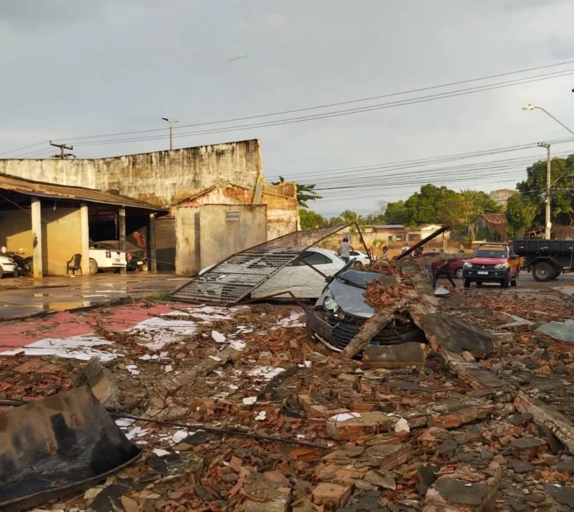 A Defesa Civil iniciou a avaliação dos riscos oferecidos pelo que restou da estrutura.(Foto: Divulgação)