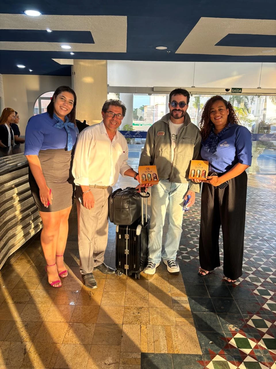 Padre Fábio de Melo chegando ao Rio Poty Hotel & Resort, sendo recepcionado pelo gerente geral, Armando Ferreira, e pelas coordenadoras de hospedagem Alane e Indyanarha
