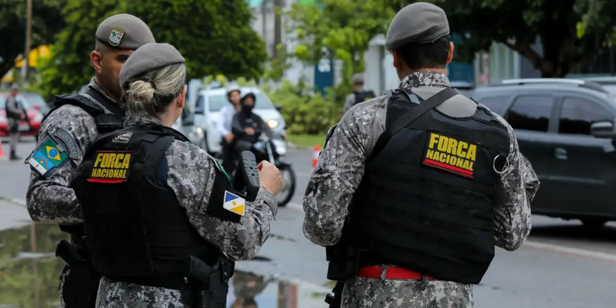 O envio de tropas federais ocorre quando um município informa à Justiça Eleitoral que não tem capacidade de garantir a normalidade do pleito com o efetivo policial local. (Tom Costa / MJSP)