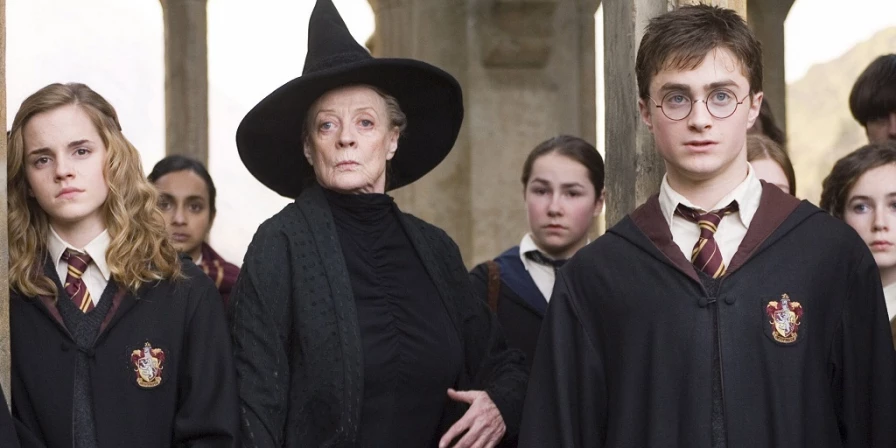 Daniel Radcliffe lamenta morte de Maggie Smith.