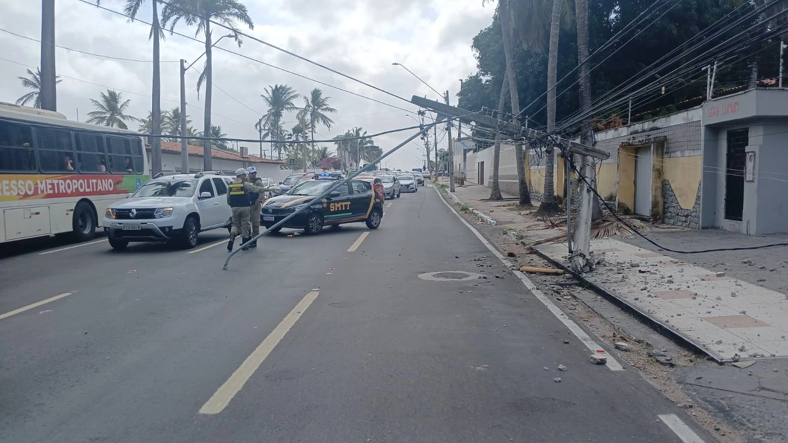 Acidente com quebra de poste no Calhau. (Foto: Juvêncio Martins/TV Mirante)