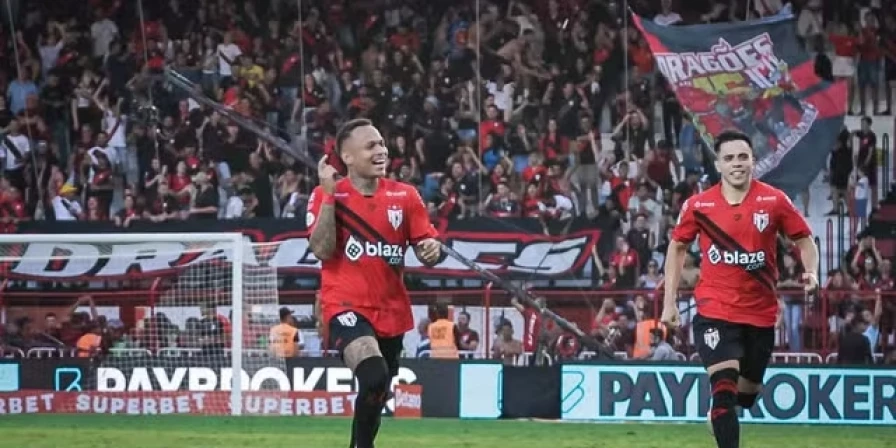Time foi derrotado pelo Atlético Goianiense neste domingo fora de casa e segue em situação delicada