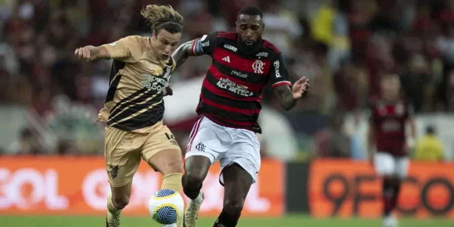 Time rubro-negro bateu o Athlético - PR atuando no Maracanã na noite deste domingo (29)