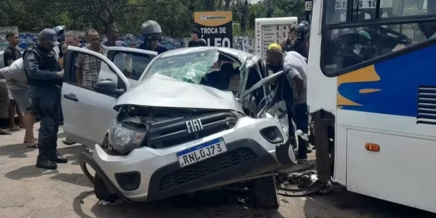 veículo vinha do sentido São Luís indo para Ribamar, quando colidiu na lateral esquerda do coletivo.
