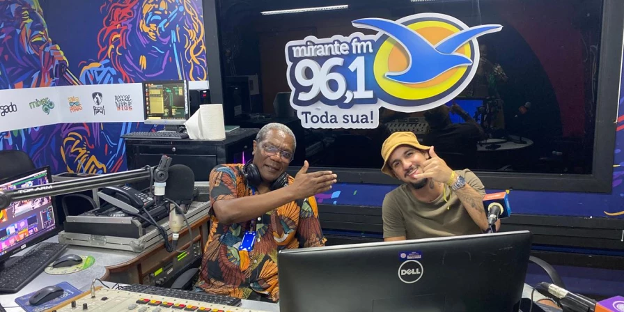 Ikaro lançando single no Plugado, na Mirante FM