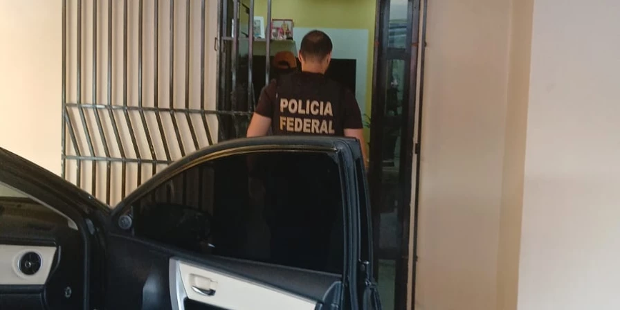 Policiais federais cumpriram mandados de busca e apreensão em Caxias