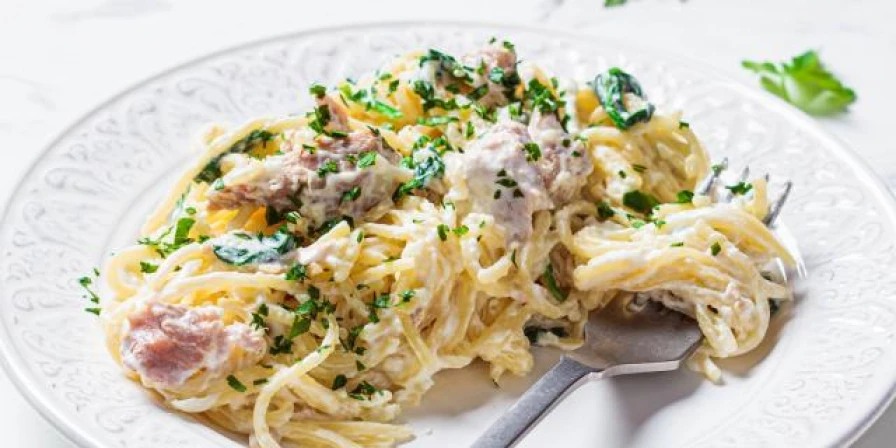 Receita de macarrão com atum e creme de leite.