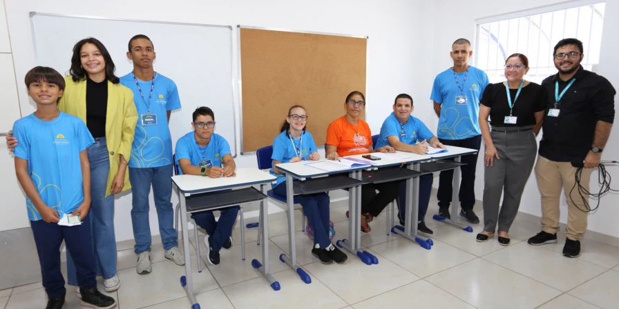 Votação nas Eleições Simuladas da Apae de São Luís.