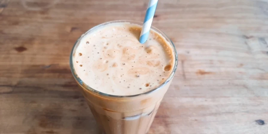 Quer dar um sabor a mais ao preparo? Sirva o café gelado acompanhado de uma dose de rum ou um pedaço de chocolate ao leite.