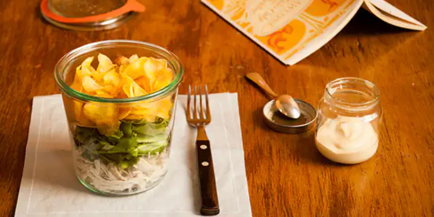 Salada ceaser com frango.