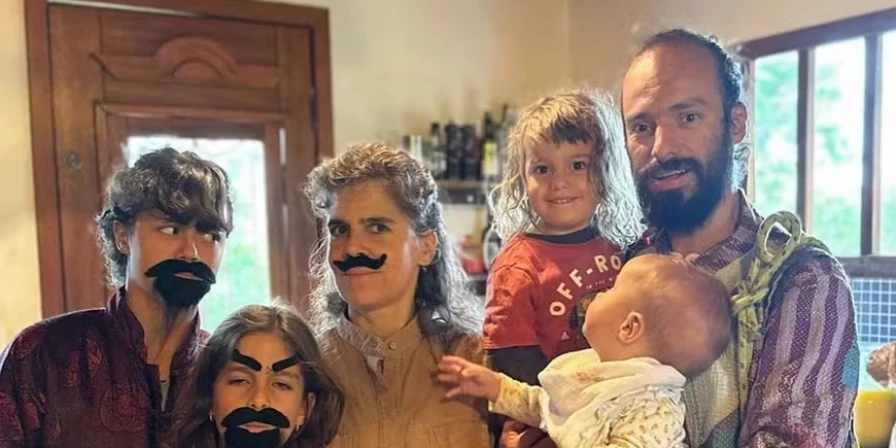 Mariana Maffeis posa ao lado da família e ganha diversos elogios da web.