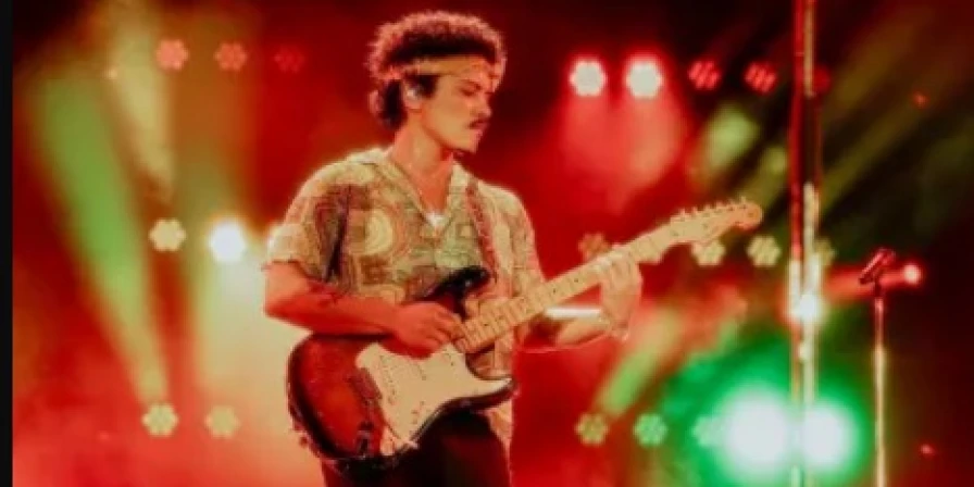 Bruno Mars compartilha vídeo agradecendo fãs após passar um mês no Brasil.