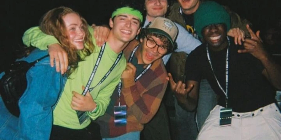 Elenco de "Stranger Things" no show da cantora Charli XCX.