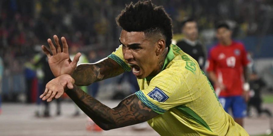 Igor Jesus comemora: o Brasil derrotou o Chile em Santiago.