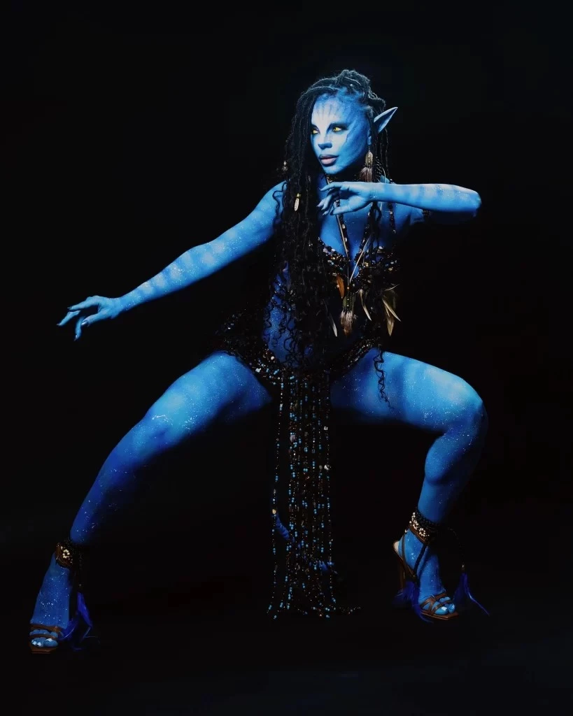 Brunna Gonçalves brilhou no tapete vermelho fantasiada de Avatar