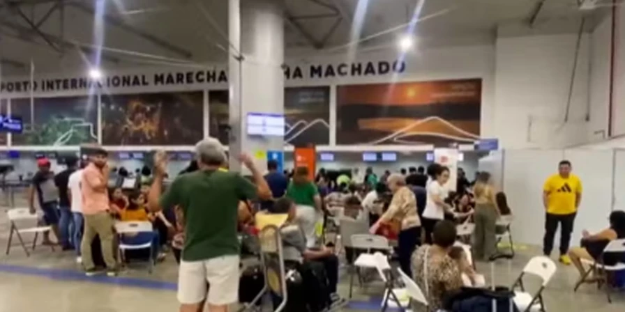 Segundo os passageiros, o voo estava agendado para decolar às 11h45.