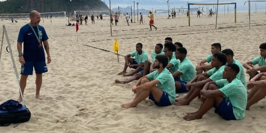 Jogadores do Brasil em preparação na praia de Copacabana