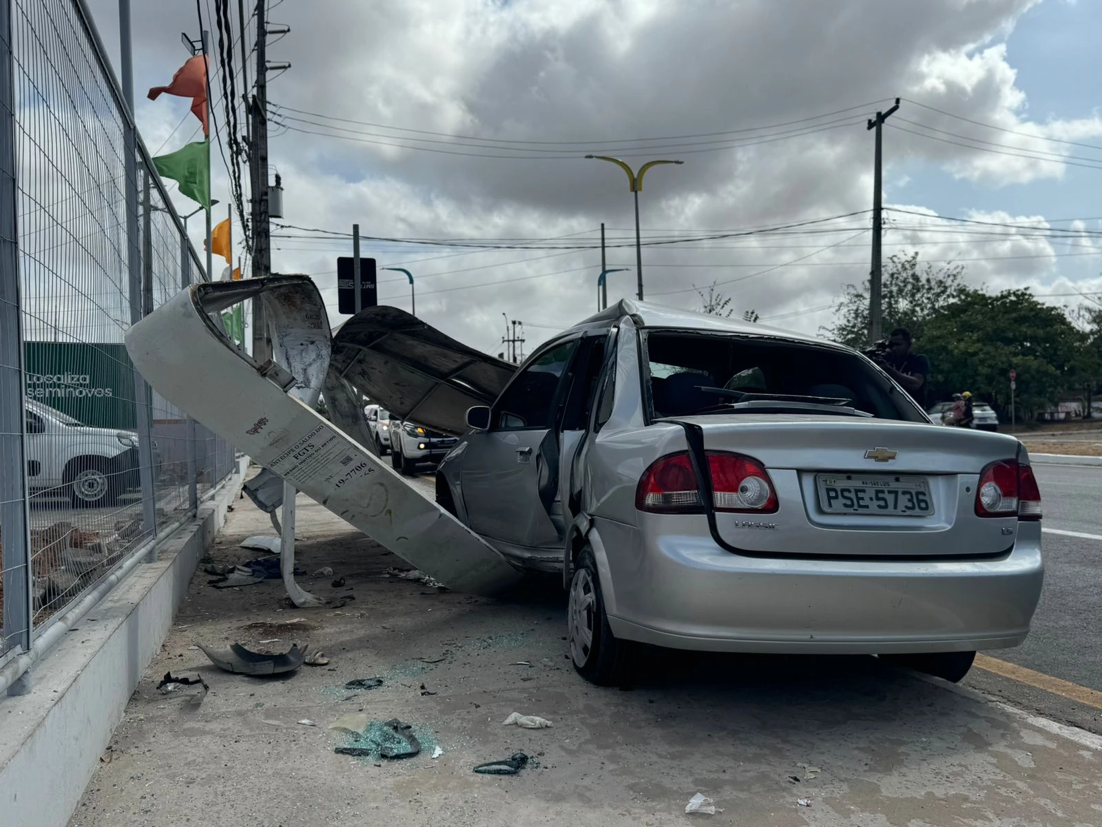 Motorista invadiu calçada e atropelou duas pessoas. (Foto: Ádria Rodrigues / TV Mirante)