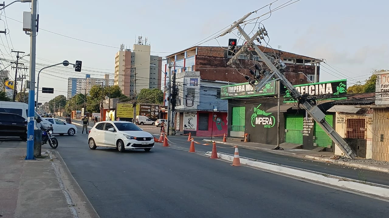Acidente deixa poste inclinado no Turu. (Foto: Juvêncio Martins/TV Mirante)