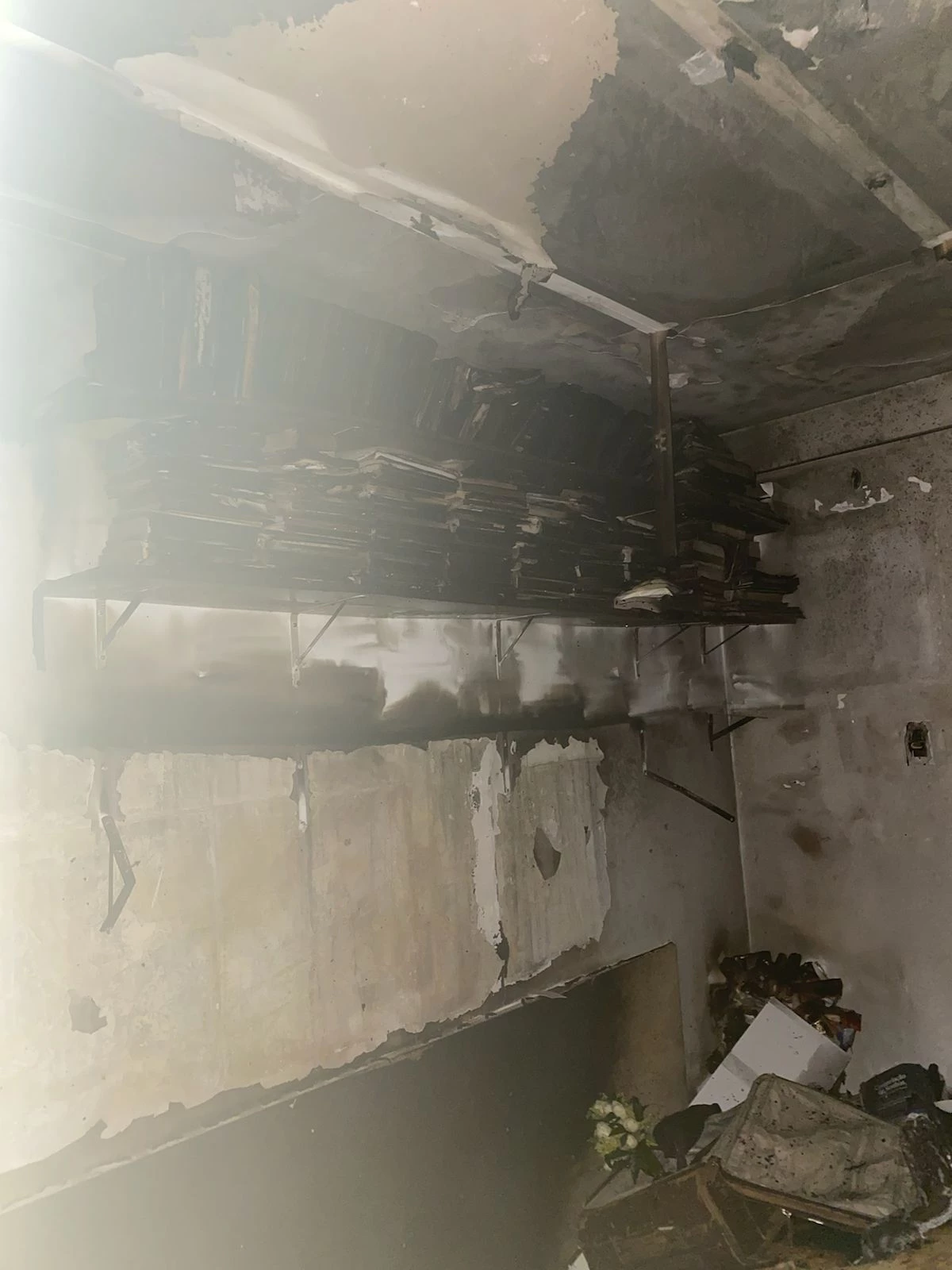 Muitos livros pegaram fogo. (Foto: Divulgação)