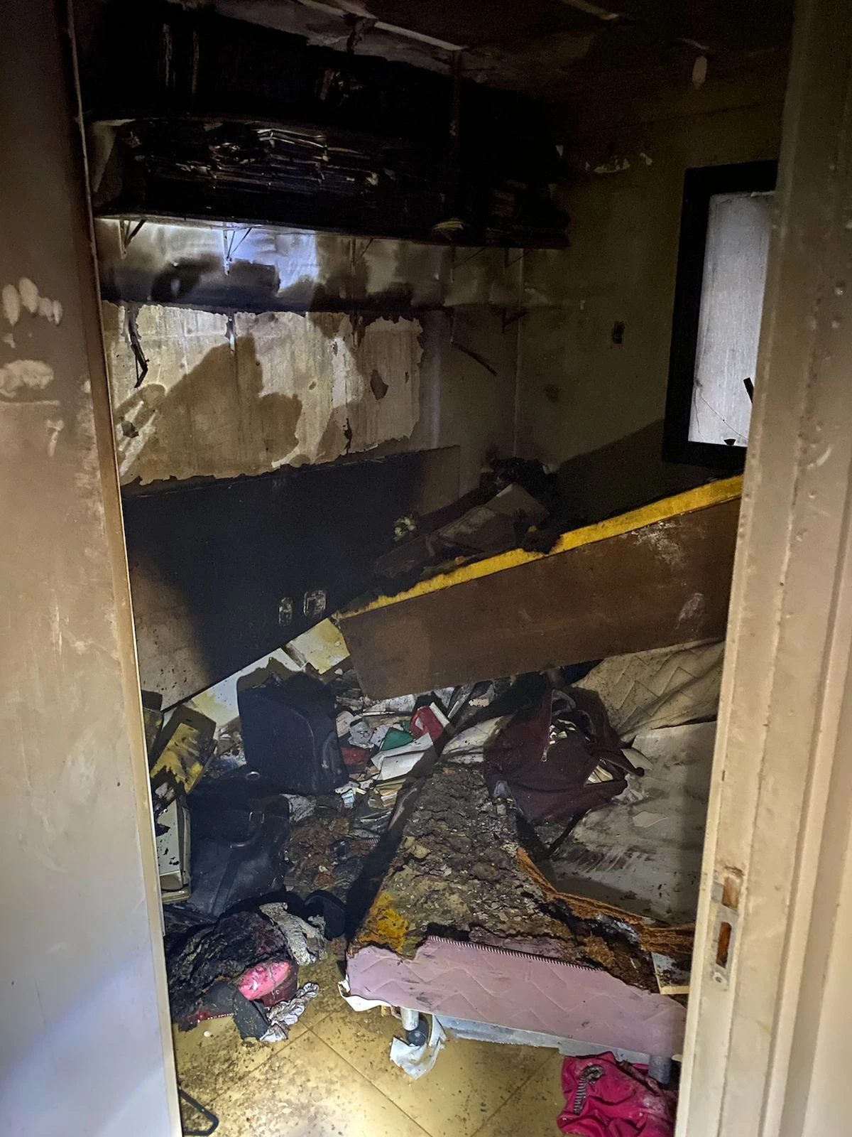 Bombeiros foram acionados para conter incêndio em apartamento. (Foto: Divulgação)