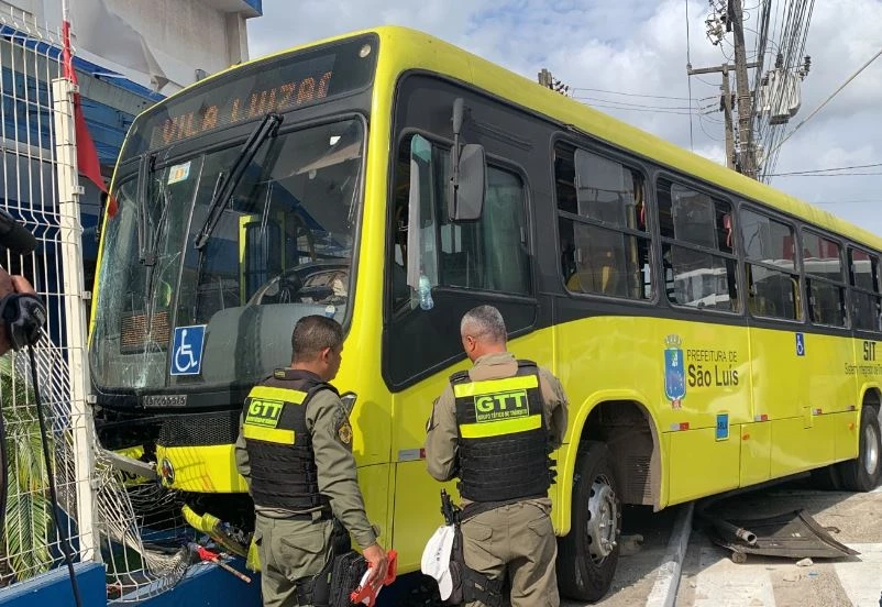 Acidente na rua das Cajazeiras. (Foto: Nice Ribeiro/TV Mirante)